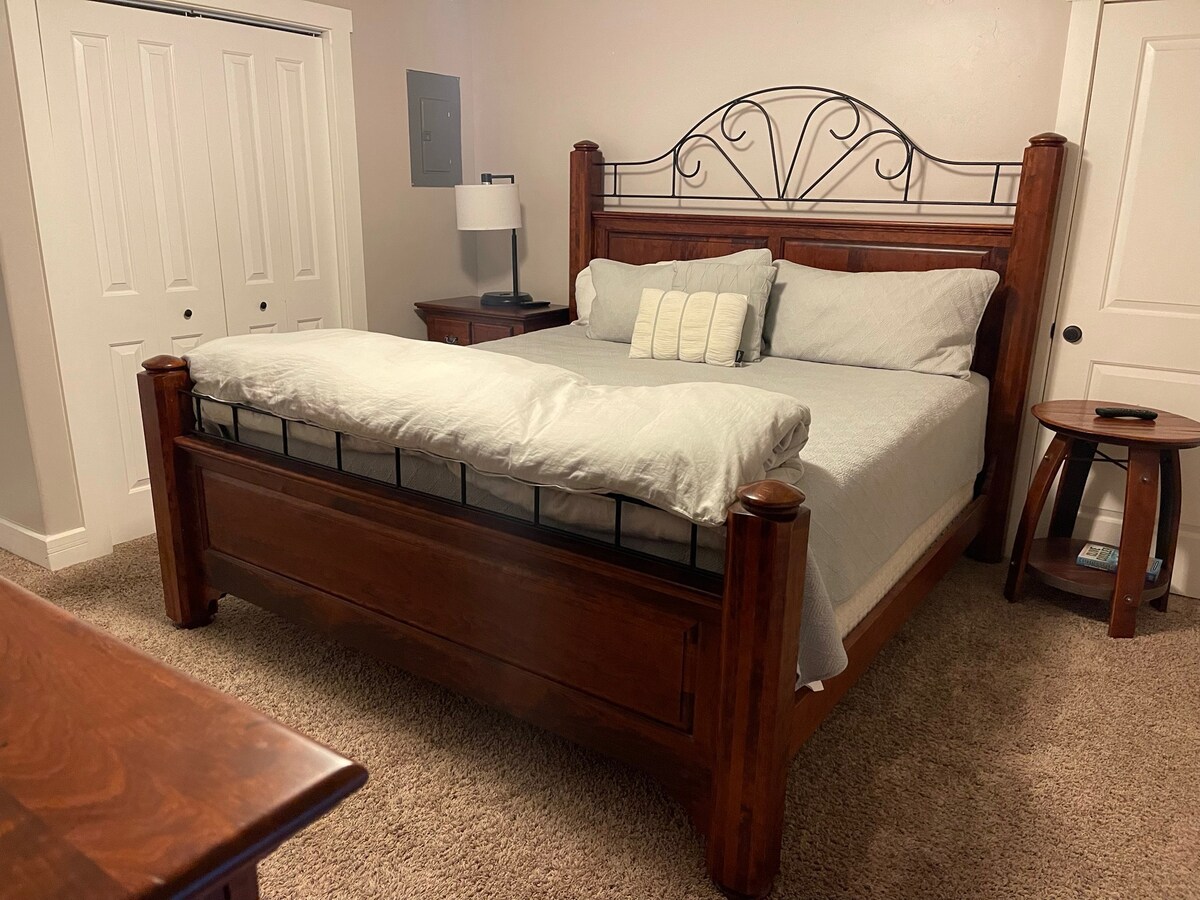 Primaire slaapkamer met supercomfortabel King Serta Icomfort  matras en donzen kussens.