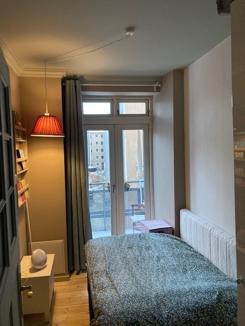 Phòng ngủ nhỏ hơn, giường 120, nhưng có lối ra ban công riêng