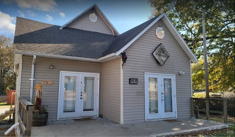 Train Themed Lodging Sleeps 8: (Locally Owned)