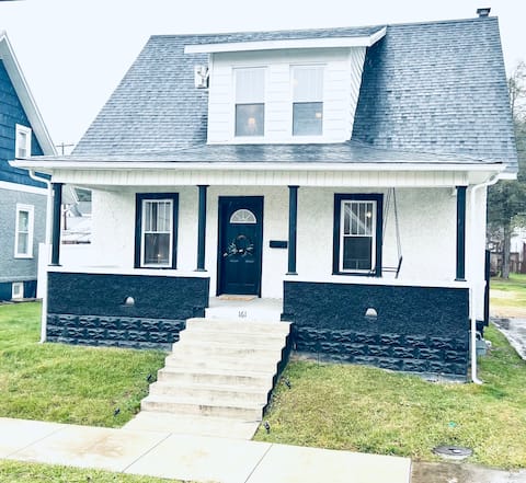 Cozy Cottage in Perfect Spot!