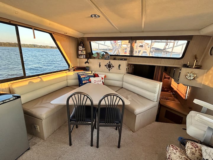 Dreamboat Houseboat Adventures - Lake Red Rock, IA