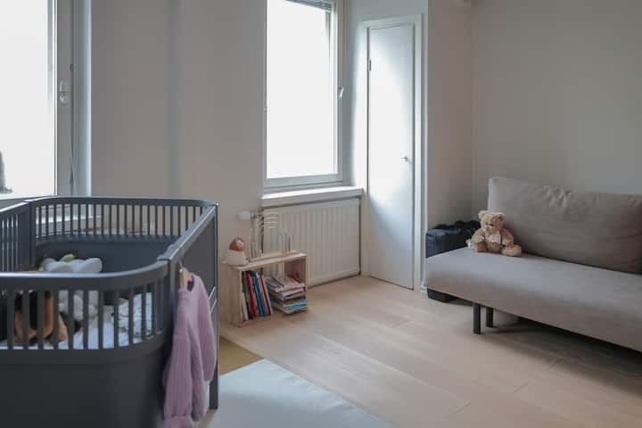 Საძინებელი 2 ორადგილიანი, როგორც საბავშვო ოთახი. Აქ დაგხვდებათ საბავშვო საწოლი, რომელიც შეიძლება გამოყენებულ იქნას პატარა ბავშვისთვის განკუთვნილ საწოლად ან კიდემდე, ასევე უმცროსი საწოლის ფუნქციას ასრულებს. Ოთახში გასაშლელი დივანი ორი ერთადგილიანი საწოლია. Ოთახს აქვს უშუქო ფარდები