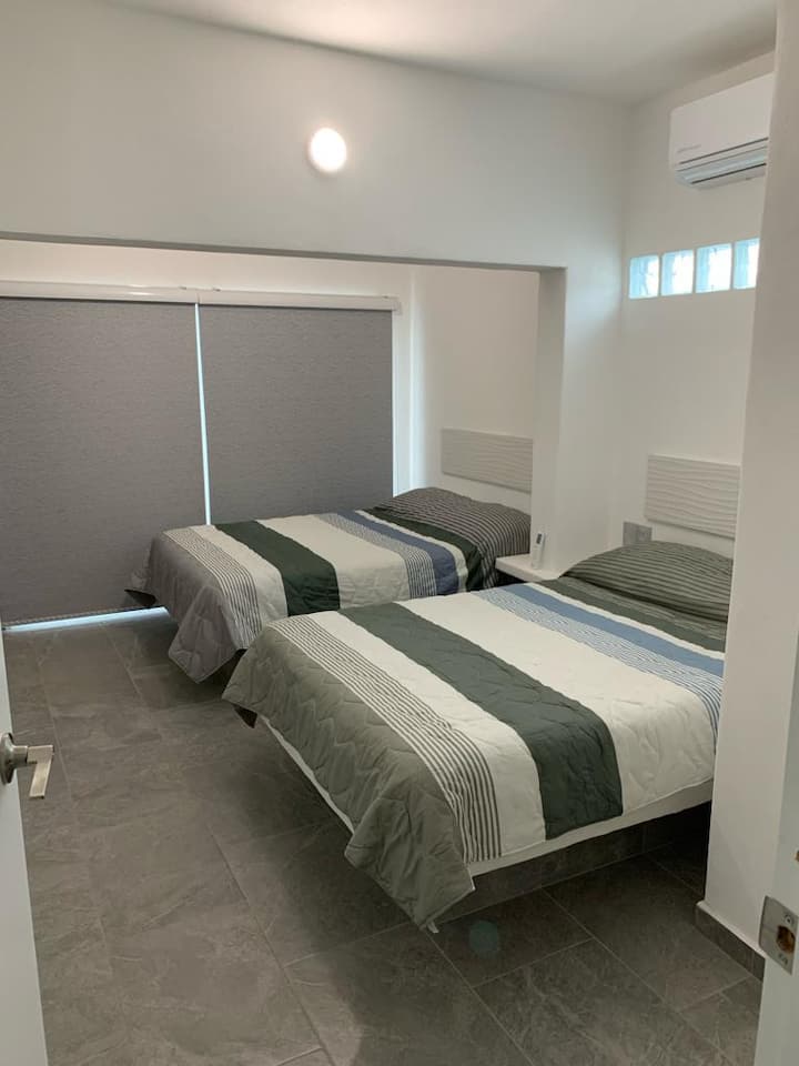 Chumba cha Ocean VIEW kilicho na bafu. 
Vitanda 2 vya ukubwa wa malkia.
Kiyoyozi.