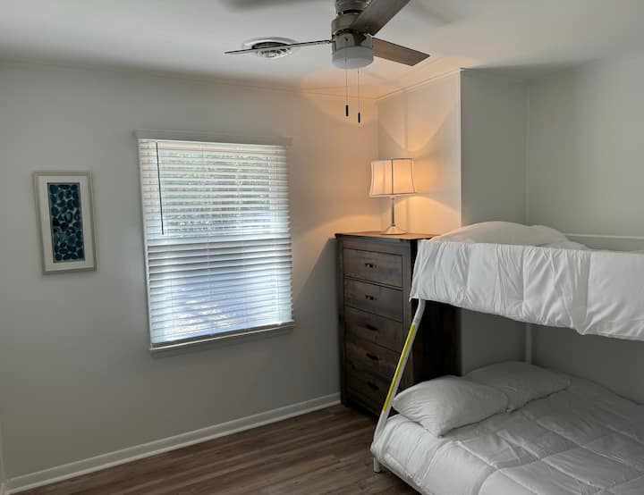 双层卧室-双人床位于顶部，下方已满