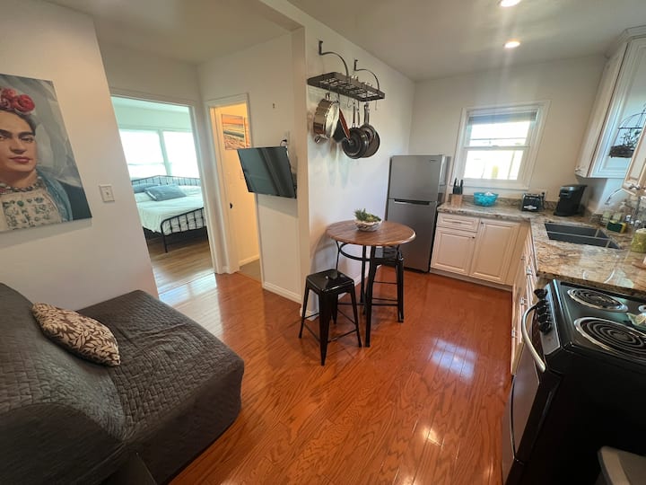 Cozy 1 Bed Apt | Beach & Bay | Walk To Everything! - San Diego, CA