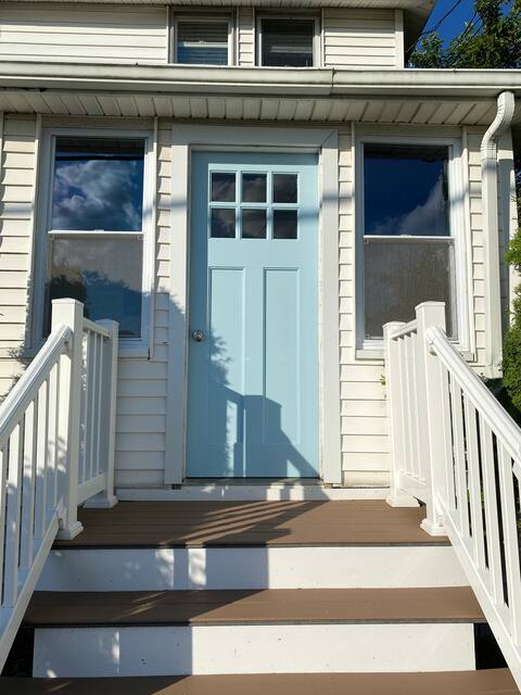 Sunrise Beach House - 2 min walk to private beach!