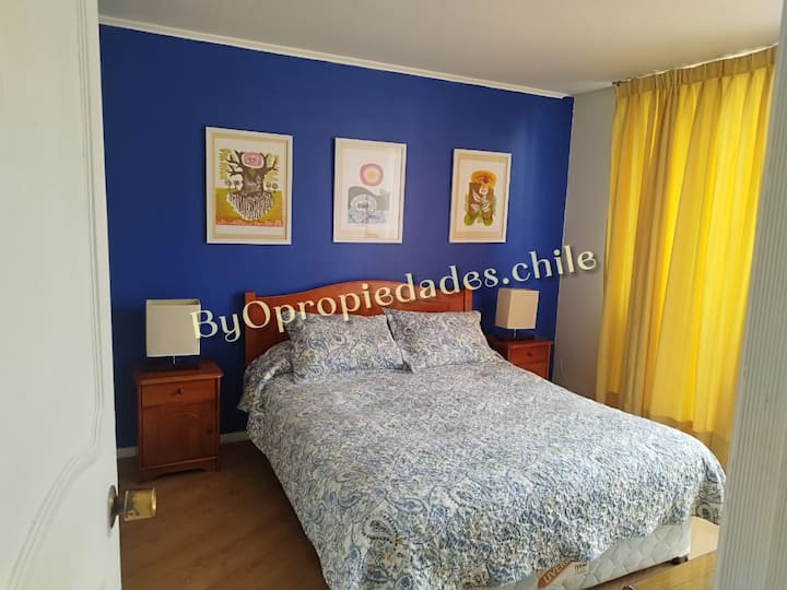 ห้องนอนใหญ่มีห้องน้ำในตัวพร้อมตู้เสื้อผ้ากว้างขวางและห้องน้ำเต็มรูปแบบ