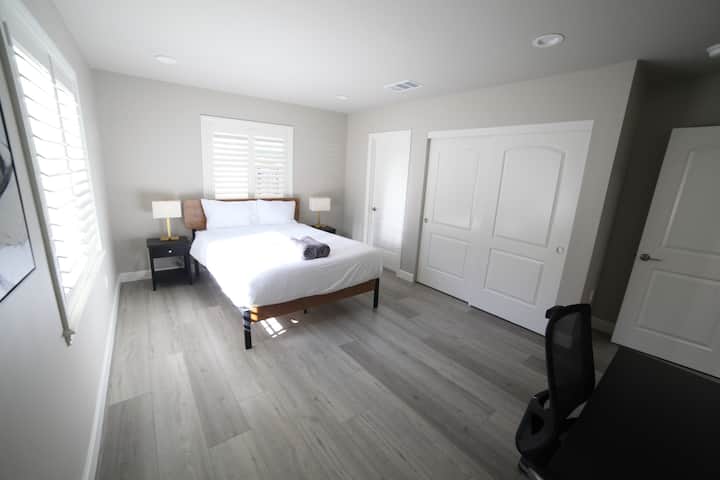 卧室2 
-标准双人床垫
- 2个枕头 