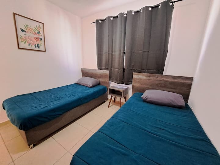 שתי מיטות יחיד: המיטות מצוידות במזרנים איכותיים ומצעים רכים כדי להבטיח מנוחה נעימה. הם מסודרים באופן שממקסם את החלל, ומאפשר זרימת דם נוחה בתוך החדר