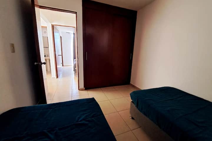 הארון הושלם: ארון מרווח עם מספיק מקום לתלות בגדים, לשמור נעליים ופריטים אישיים אחרים, מדפים ומגירות עליונים לאחסון נוסף, אידיאלי לבגדים מקופלים ופריטים אישיים.