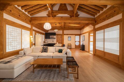 Luxury Hanok with private place (12people)