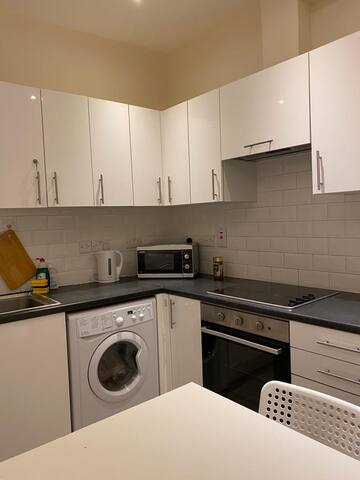 Lovely 5 Bedroom House in Camden – up to 14 (C8) gallery image 4