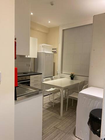 Lovely 5 Bedroom House in Camden – up to 14 (C8) gallery image 3