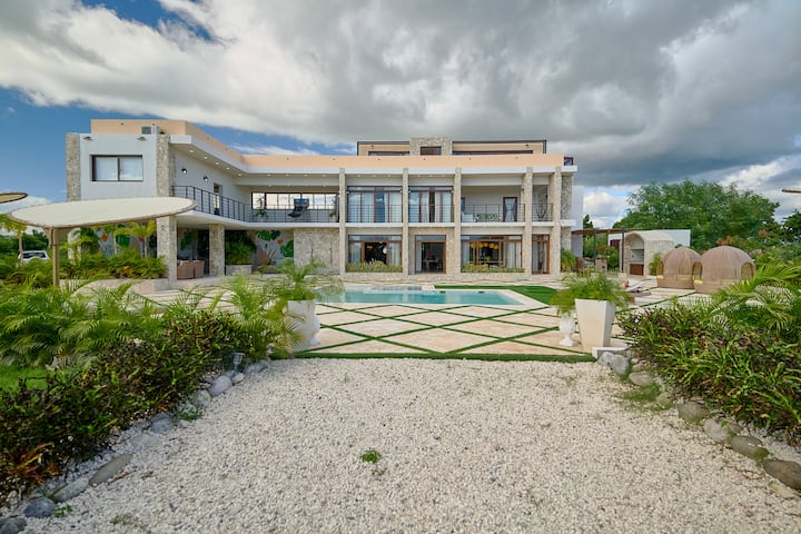 Villa La Chiquita | Luxury Retreat | 1 hr from SD