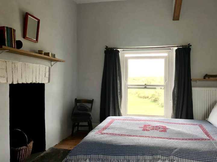 Საძინებელი 2 დაბალი ორადგილიანი და ერთადგილიანი საწოლით. Ორმაგი ასპექტი მინდვრებსა და ბაღზე ხედებით. Თავდაპირველი ბუხარი. ხის იატაკი ხალიჩებით.