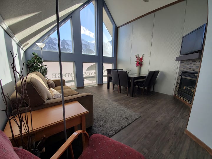 3 Bedroom Mountain View Condo! Fireplace! Sleeps 8 Condominiums for