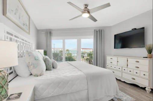 Bračni krevet (180x200) i pogled na balkon.