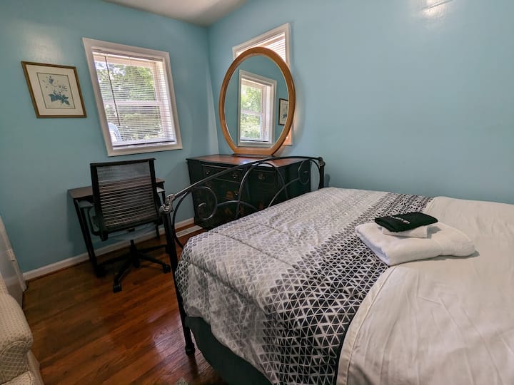 ワークスペースとダブルベッド# 2を備えたブルーパールルーム- 1階