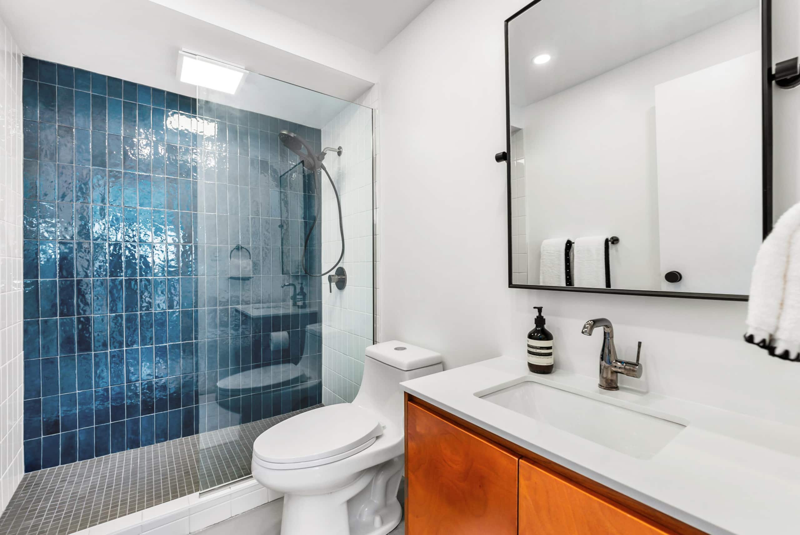 Alo + 2BR/2BA + Parking + Sleeps Up To 18 Guests! - Image 25