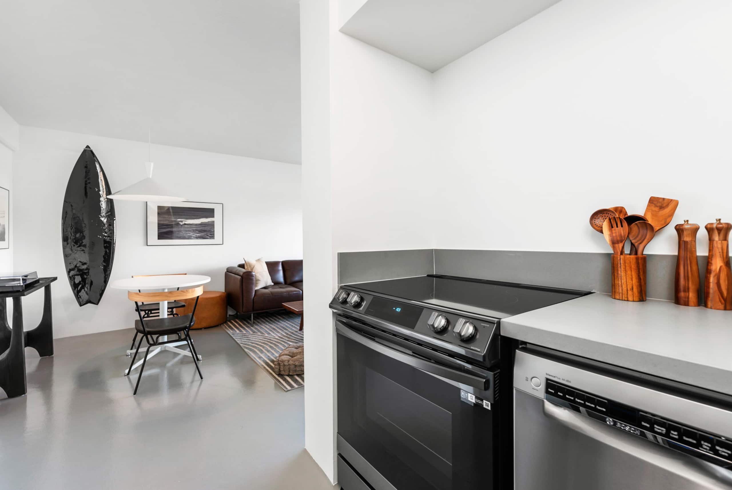 Alo + 2BR/2BA + Parking + Sleeps Up To 18 Guests! - Image 12