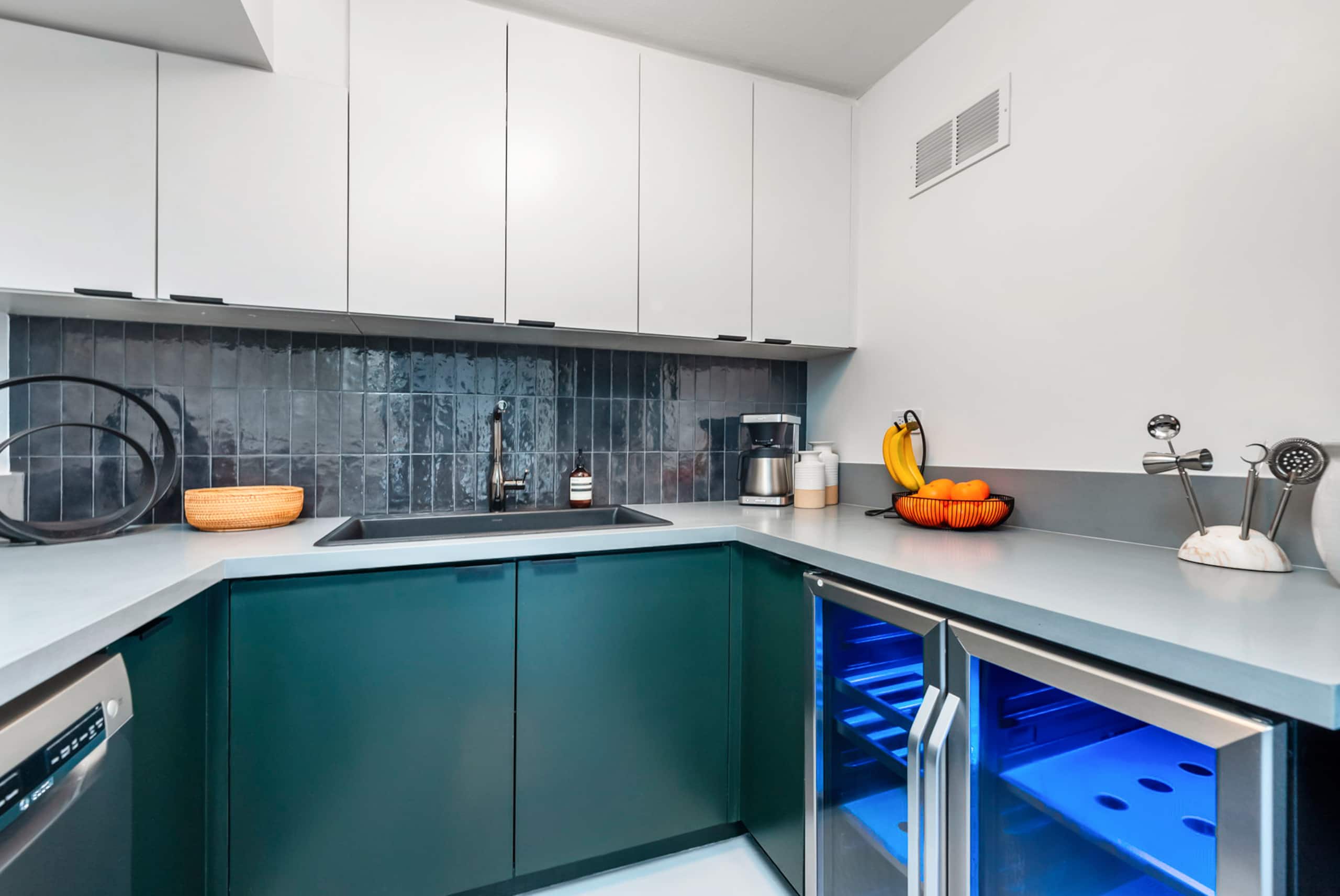 Alo + 2BR/2BA + Parking + Sleeps Up To 18 Guests! - Image 11