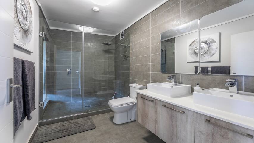 608 Waters Edge gallery image 5