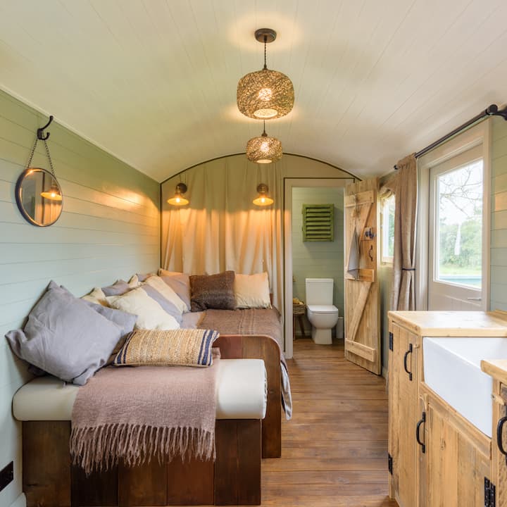 Luxury Boutique Lakeside Designer Hut - Pwllheli