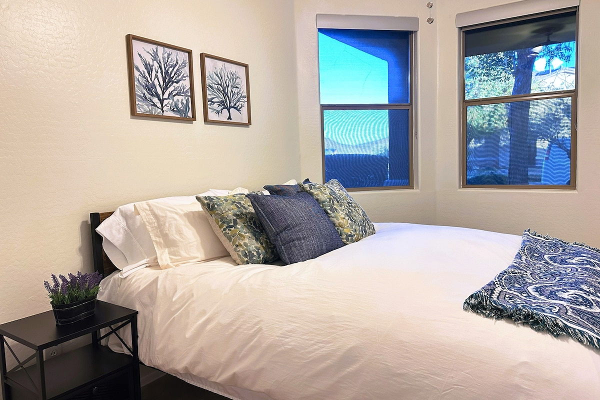 Dhoma e gjumit nr. 1: kati i poshtëm, mbretëresha, ventilator tavani, hije të errëta, dollap me hapësirë të bollshme.