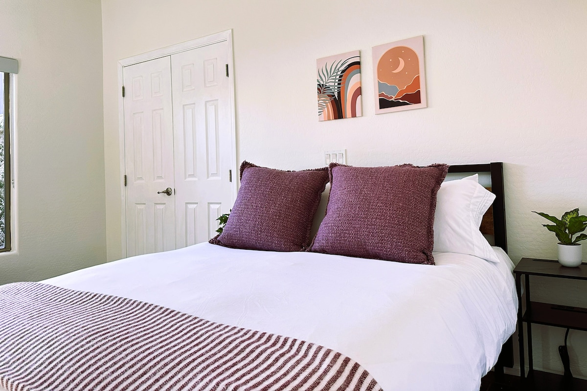 Dhoma e gjumit 2, kati i poshtëm, ventilator i plotë, tavani, hije të errëta, hapësirë tavoline, dollap i gjerë.