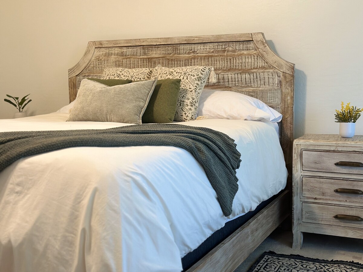 Krevat kryesor: Ventilator, krevat dopio "king", hapësirë për t 'u ulur, dollap, hije të errëta, televizor 65"