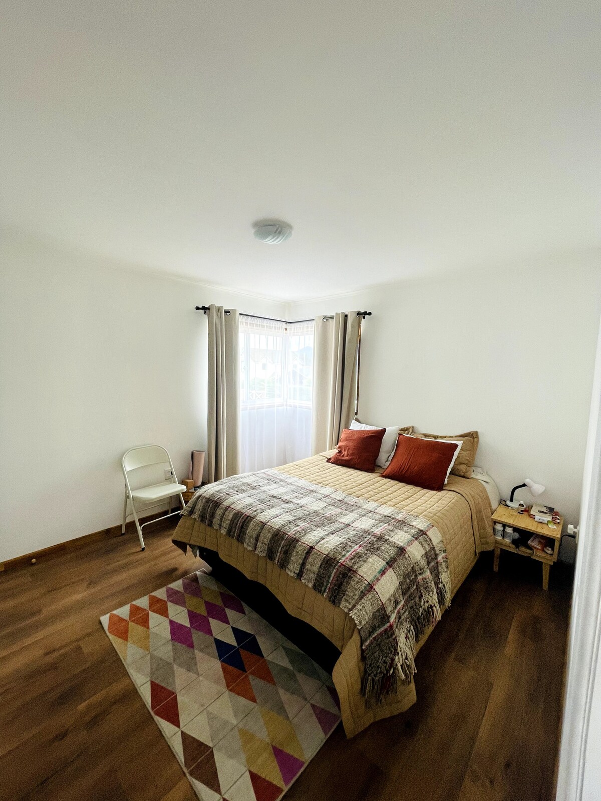 בחדר שינה ראשי, חדר רחצה ראשי, יש ארון הליכה וחדר רחצה צמוד, מקלחת.