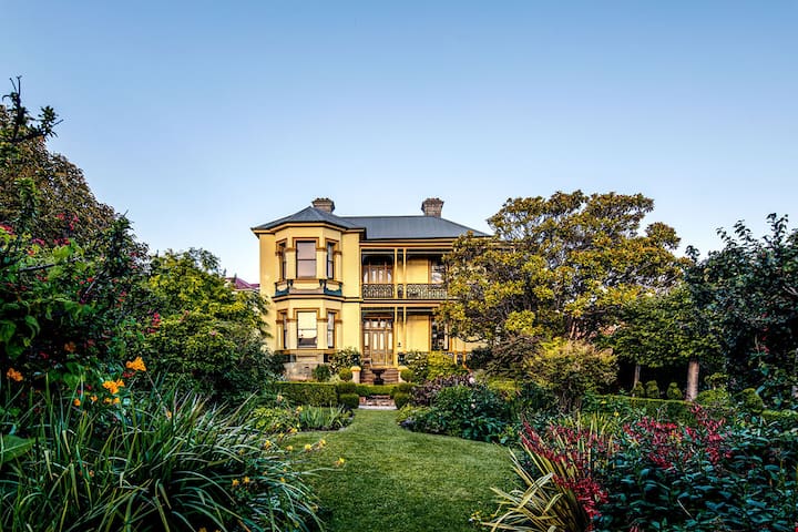 Glebe Heritage 1BR Cottage – Walk to Hobart CBD!