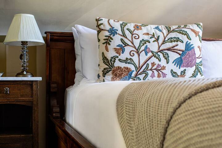 Glebe Heritage 1BR Cottage – Walk to Hobart CBD! gallery image 4