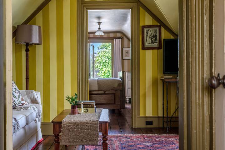 Glebe Heritage 1BR Cottage – Walk to Hobart CBD! gallery image 5