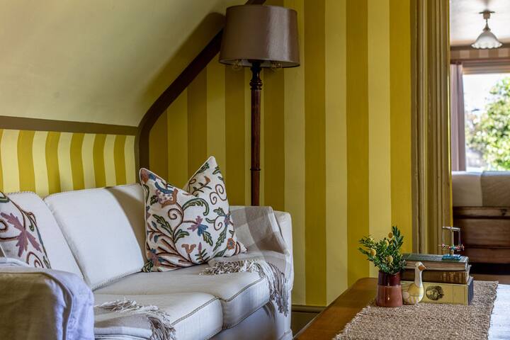 Glebe Heritage 1BR Cottage – Walk to Hobart CBD! gallery image 2