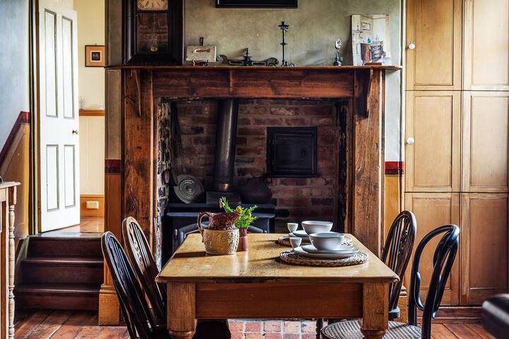 Glebe Heritage 1BR Cottage – Walk to Hobart CBD! gallery image 3