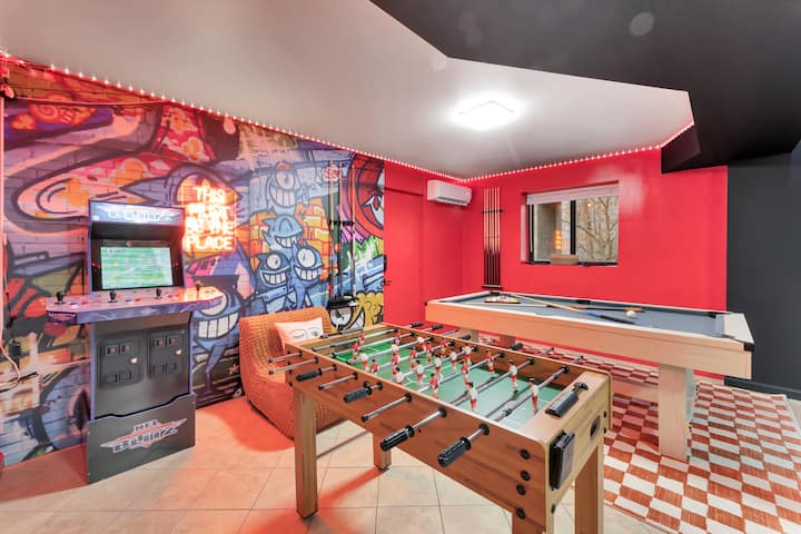 Poconos FUN! Hot Tub, Fire Pit, Game Room, Arcade - Houses for