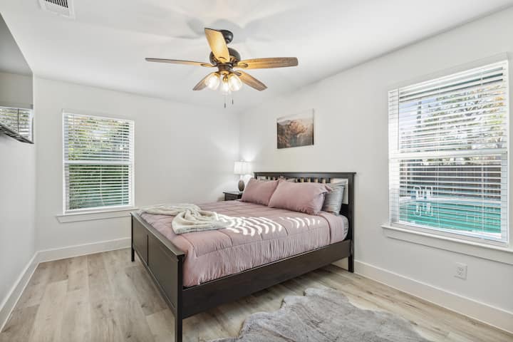 主卧室2配备加大双人床、55英寸电视和独立卫生间。 