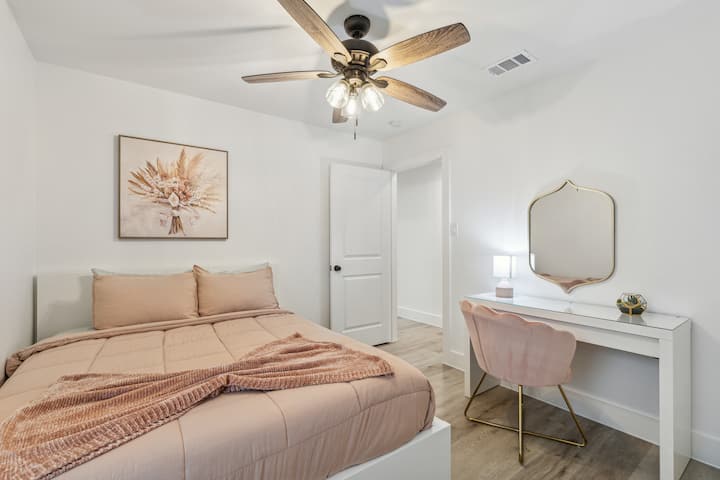 标准双人床和小办公桌 