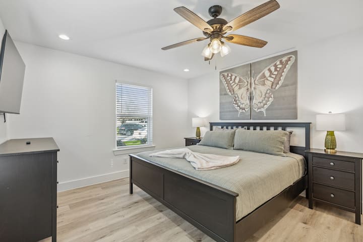 主卧室1配备加大双人床和55英寸电视和全功能卫生间 