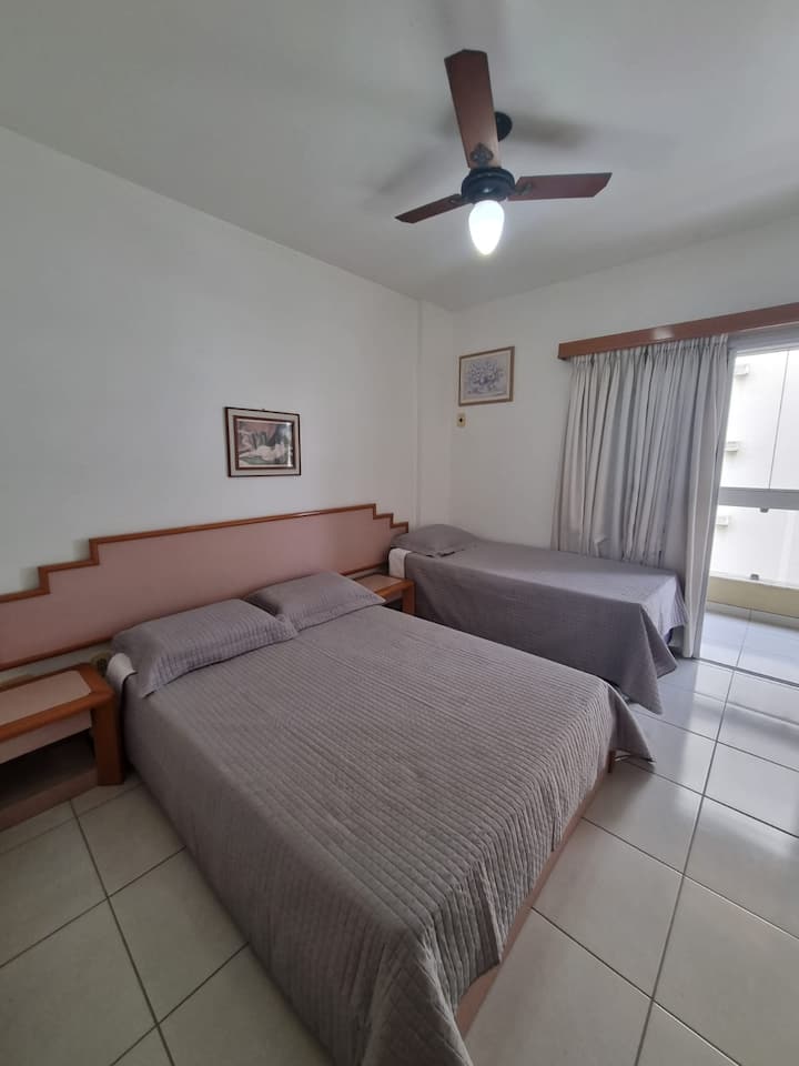 suite avec lit double, lit simple et lit auxiliaire ; accès au balcon