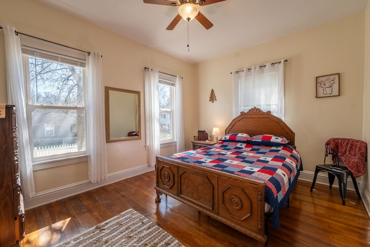 Bedroom 2 - Queen Bed
