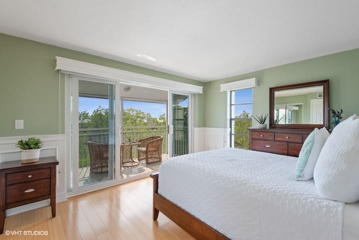 Primárna spálňa má vlastný balkón.