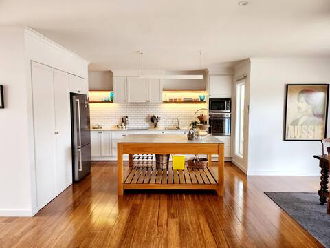 Modern spacious home chef kitchen stroll to beach