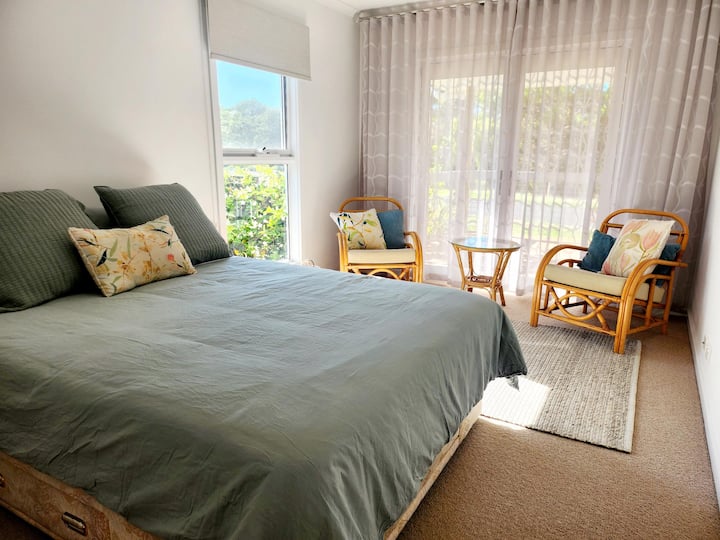 1号卧室：标准双人床，可欣赏灌木丛景观