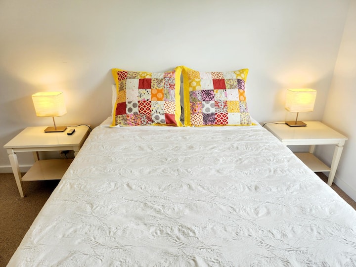 2号卧室-配有内置浴袍的1.8米宽双人床