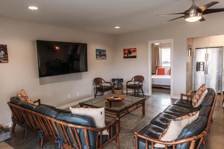 Sala de estar con smart TV y sofás de cuero