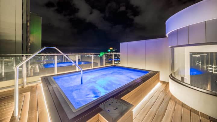Updated spa with an amazing view over Hyde Park and the city.