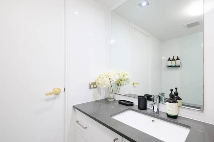Sukin toiletries are provided.