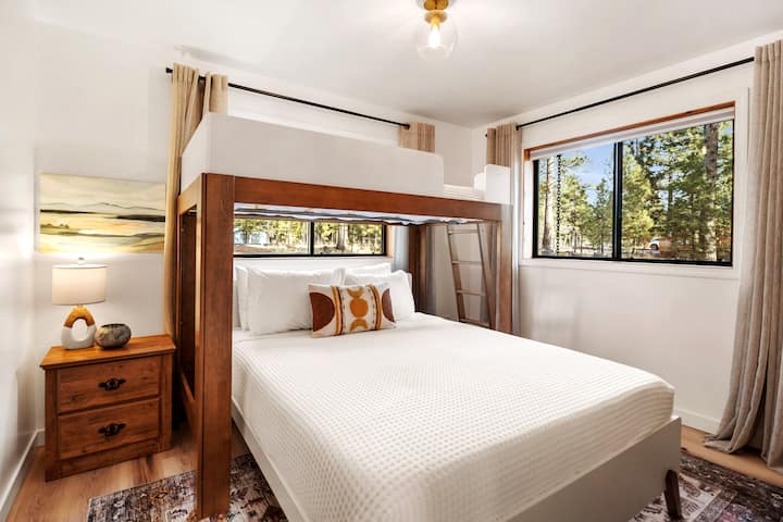 أسرّة بطابقين مريحة بما يكفي للبالغين. سرير مزدوج في الأعلى، ملكة في الأسفل. يمكن أن يدعم السرير العلوي ما يصل إلى 150 رطلاً.